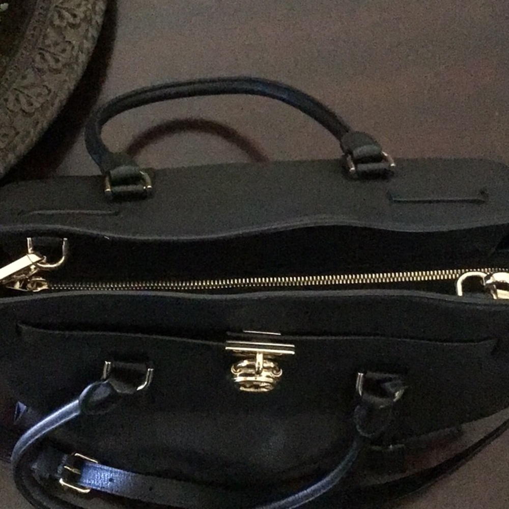 💕Gorgeous Michael Kors Tote/Handbag. Black with gold hardware.💕 - Picture 2 of 9